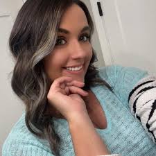 Hi everyone! I wanted to reintroduce myself as the Summer months draw near.  My name is Maddie and I am the local photographer behind Shortt Moments  Photography ☺️ I shoot family sessions,