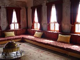 Meşe zeminler, doğal ahşap kütük tavan dekorasyonu, modern mobilyalar ve el işi aksesuarlarla ilgi çekici bir köy tarzı dekore edilmiş evin dekorasyon modelini hazırladığımız galeriden inceleyin. Muhtesem Koy Evleri Dekorasyonu