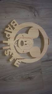 Plaque De Porte Theme Mickey Avec Prenom Decoupe A La Scie A Chantourne Modeles Pour Scie A Chantourner Decoration Salle De Jeux Chantourner