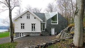 De store glassflatene gir god kontakt både med hagen og med hovedhuset. Bestemorstua Driv Arkitekter