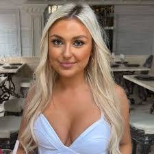 Ellie Grady's Instagram, Twitter & Facebook