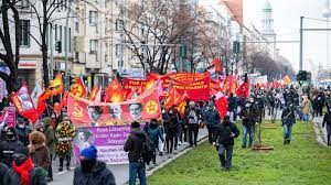 April, in berlin im vorfeld der 1. Berlin Friedrichshain Linke Gedenk Demonstration Von Rangeleien Mit Polizei Begleitet Rbb24