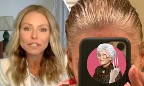 On thursday's show, ripa rocked two large clips in hair. Kelly Ripa 49 Shares Close Up Of Her Dyed Blonde Hair As She Checks For Gray During Lockdown Daily Mail Online