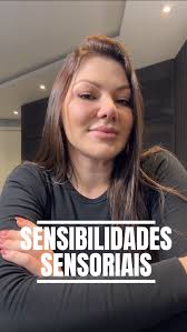 Sensibilidade sensorial não é frescura. É real. É intensa. E afeta o dia a  dia de muitas crianças neurodivergentes., Algumas roupas incomodam como se  fossem lixa., Luzes muito fortes machucam os ...