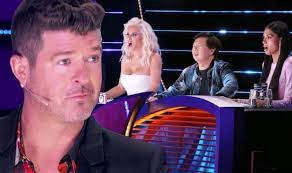 Celebrities compete against one another while shrouded from head to toe in an elaborate costume. The Masked Singer On Fox Fans Confused By Judges Outfit Error Tv Radio Showbiz Tv Express Co Uk