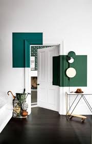 Peinture Porte Originale Carres De Peinture Verte Sur Une Partie Du Mur Et De L Encadrement De La Porte Doors Interior Wall Decor Living Room Room Wall Decor