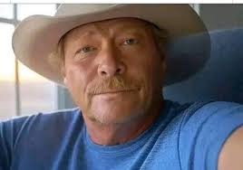 Under this cover we have Alani scissor paws 😂 😂