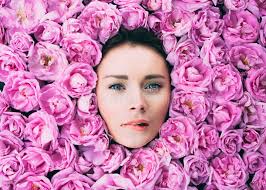 Jeune Fille Qui Flirte Les Yeux Verts Parmi Les Pétales Roses De Rose Image  stock