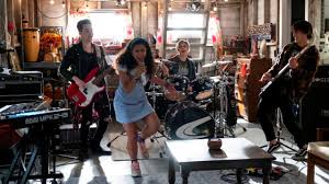 Vous pouvez,dès maintenant,regarder votre série favorite en ligne et en dire. Julie And The Phantoms La Saison 2 Est Elle Deja Prevue Sur Netflix Premiere Fr