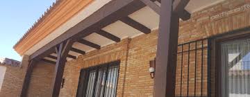 Si tiene grandes vigas tudor en el techo, pintar el espacio entre ellas con una pálida. Vigas Imitacion Madera Decorativas Rusticas De Poliuretano Fabrica