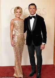 Kelly Ripa dazzles on the red carpet alongside husband Mark Consuelos ✨