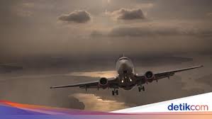 Pesawat ini terbang dari bandara internasional. B9umljmehovv4m