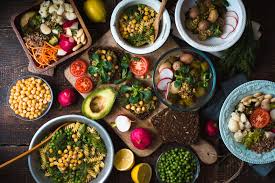 Tabloda sağlıklı kalmak için her gün hangi miktarda vitamin ve minerala ihtiyaç olduğu ve veganların bu ihtiyaçlarını hangi gıdalardan alabilecekleri anlatılıyor. Kan Grubuna Gore Beslenme A B Ab 0 Kan Grubu Diyet Listesi