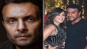 وكان شقيق الفنانة ياسمين عبد العزيز قد أعلن من خلال حسابه على موقع التواصل الاجتماعي فيس بوك، أنه سيقوم بمقاضاة كل من تطاول في حقه خلال الفترة الماضية، طالما لم يقدم أي شخص منهم اعتذارات له في الفترة الماضية، مؤكدا أنه لن يترك حقه ضد كل من. ØªÙØ§ØµÙŠÙ„ ØµØ§Ø¯Ù…Ø© ÙŠÙƒØ´ÙÙ‡Ø§ Ø´Ù‚ÙŠÙ‚ Ø§Ù„ÙÙ†Ø§Ù†Ø© ÙŠØ§Ø³Ù…ÙŠÙ† Ø¹Ø¨Ø¯ Ø§Ù„Ø¹Ø²ÙŠØ² ÙˆÙŠÙØ¶Ø­ Ø¹Ù„Ø§Ù‚Ø§ØªÙ‡Ø§ Ø¨Ø£Ø­Ù…Ø¯ Ø§Ù„Ø¹ÙˆØ¶ÙŠ