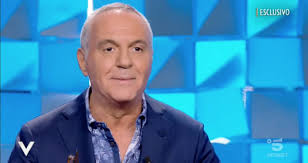 Il corpo senza vita dell'uomo, 50 anni, conosciuto da tutti a viareggio come franco, è stato e' stato un passante a notare il cadavere e a dare l'allarme. Giorgio Panariello L Ultima Volta Che Ho Visto Mio Fratello Franco