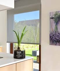 transparante rolgordijnen tegen inkijk bij je kookkunsten keuken keukengordijnen living woontextiel bmfabrics gordi rolgordijnen raamdecoratie gordijnen