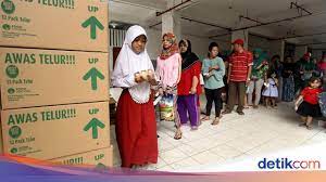 Lowongan kerja ppsu 2021 dipademangan : Antusias Warga Berburu Sembako Murah Di Rusun Tambora