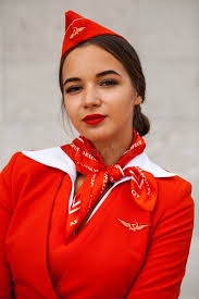 RÚSSIA, SAMARA: 08 DE AGOSTO DE 2019 Senhora Sexy Vestida De Uniforme  Vermelho Oficial Da Aeroflot Airlines Foto de Stock Editorial