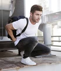 Want This White T Shirt With Black Ripped Jeans And White Sneakers Like Zac Efron Is Wearing Zac Efron Zac Zach Efron