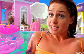 Sabían que Lene nystrøm la vocalista de Aqua es en realidad una soprano y  fue su disquera la que la forzó a usar la "baby voice" por el tipo de  música que