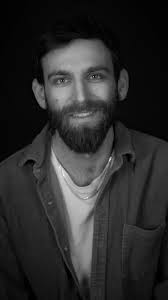 kiedyś @tonietenczarny mi kazał robić miny do nazwanych przez niego emocji.  , nie pamiętam jakie to były emocje, więc pomóżcie mi odgadnąć, bo nie  wiem., a to jest teaser premiery singla ...