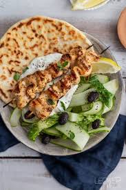 Souvlaki Spiesse Mit Tzatziki Und Pita Brot Griechisch Grillen Rezept In 2020 Lebensmittel Essen Tzatziki Pita Brot