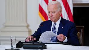 Biden pushes vaccine efforts after failing to meet july goal. Joe Biden Demenz Schock Us Prasident Stromert Orientierungslos Umher News De