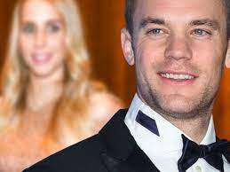 From his wife or girlfriend to things such as his tattoos, cars, houses, salary & net worth. Manuel Neuer Ein Baby Mit Seiner Nina Seine Antwort Lasst Uns Schmunzeln Bunte De