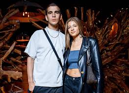 Слухи о романе федора инсарова, известного под псевдонимом feduk, с дочерью ресторатора аркадия новикова появились в ноябре прошлого года. Aleksandra Novikova I Feduk Aglaya Tarasova Elena Letuchaya I Drugie Na Premere Filma Dovod Hello Russia