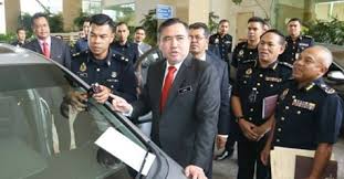 Individu yang diluluskan penggunaan cermin lebih gelap hendaklah memohon semula apabila tempoh sah laku tamat dan akan dikenakan fi yang sama dalam setiap permohonannya, sekali gus meningkatkan hasil kerajaan dan ketelusan, katanya pada sidang media di sini, hari ini. Had Cermin Gelap