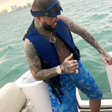 Y ya no me acuerdo de nada, no tengo nada en la mente solo que estaba tomando mucho ron con aguardiente rumbiando en la disco estaba prendido el ambiente ese es mi único recuerdo hasta donde estuve consciente se. El Lujoso Collar De Farruko Que Enamoro A Los Amantes Del Sci Fi Telemundo