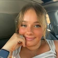 Vicki Moak's Instagram, Twitter & Facebook