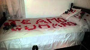 Una cosa que no puede faltar en san valentín o en una noche romántica es una botella de vino tinto con dos copas que también podemos colocar en el dormitorio, o puedes también apostar por una botella de champán. Como Decorar Una Habitacion Romantica Para Un Hombre