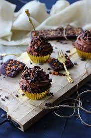 Dies ist wohl der köstlichste, schokolade cupcake mit schokolade topping, den ich je gegessen habe. Rezept Schoko Cupcakes Mit Schoko Frischkase Frosting Cutiekulla