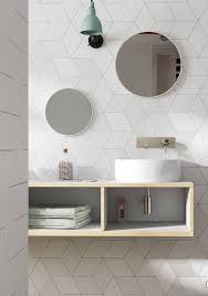 Parede De Revestimento Branco Com Texturas Diferentes Para Criar Contraste Azulejos Brancos Para Banheiro Interior Do Banheiro Design De Interiores De Banheiro
