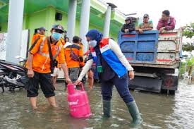 Penyebab banjir sendiri sudah banyak diketahui karena saluran drainase terhambat, sampah yang berserakan sampai resapan air yang tidak maksimal karena pohon yang minim. Pertamina Ulurkan 350 Tabung Bright Gas Bagi Korban Banjir Di Jateng Solopos Com