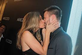 Rodrigo hilbert was born on april 22, 1980 in orleans, santa catarina, brazil as robrigo hilbert alberton. Fernanda Lima E Rodrigo Hilbert Anunciam Novo Bebe A Caminho Gravidos E Felizes Jovem Pan