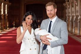 Harry looks lovingly at meghan, who cradles her baby bump as she rests in his lap. Herzogin Meghan Prinz Harry Wilde Theorien Zum Namen Von Baby Archie Gala De