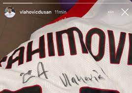 Srpski napadač iz redova fjorentine dušan vlahović nalazi se na listi želja milana za predstojeći prelazni rok. Photo Vlahovic Gets Signed Shirt From His Idol Ibrahimovic Amid Milan Transfer Links