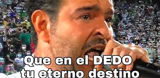 El cantante y actor mexicano se presentó con un traje de charro color blanco, pero eso no fue suficiente para demostrar su orgullo mexicano, pues cometió el error de modificar la letra del himno nacional. T7bompleb68nqm