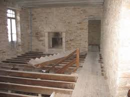 Mur en pierre apparente, canapés blancs et table basse en bois massif. Comment Gratter Des Pierres Apparentes Forum Bricolage Outillage Linternaute Com