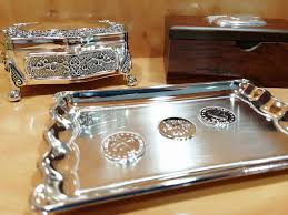 Si no sabes qué se regala en las bodas de plata, aquí te dejamos una lista con nuestras mejores ideas para regalar: Regalos Bodas De Plata Y Bodas De Oro Las Ideas Con Mas Glamour