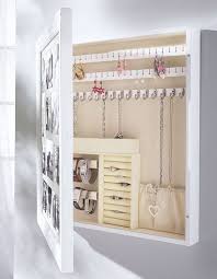 Auf Den Ersten Blick Wirkt Dieser Schmuckschrank Wie Ein Bilderrahmen Wird Er Geoffnet So Bietet Er V Schmuckschrank Schmuckaufbewahrung Diy Schmuckschatulle