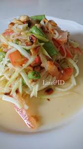 100 gr pepaya mentah, 1 kacang panjang, 1 tomat, 1 bawang putih, 2 bawang merah, 5 cabai rawit merah, 1 cabai merah, 1/2 keping trasi (sdh di panggang), 2 sdm air asam, 1 jeruk nipis (ambil airnya), 1/2 gula merah, 2 sdm kecap ikan. Resepi Som Tam Ala Thai