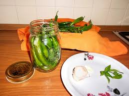 Questa procedura viene portata avanti da anni da numerose famiglie italiane, in quanto i peperoncini verdi sono una pietanza molto diffusa nella. Peperoncini Verdi Sottaceto Aromatizzati Con Aglio E Menta