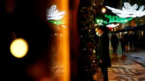 The wearing of face masks or visors in stores and on public transport is compulsory under the government's plan unveiled last week for the gradual reopening of the country. Cegah Corona Portugal Berlakukan Jam Malam Pada Malam Tahun Baru Kumparan Com