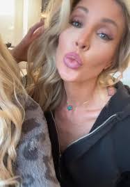 Samantha Zinn's Instagram, Twitter & Facebook