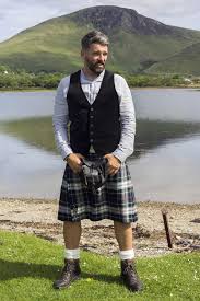101 Kilted Men Come Together To Celebrate Scotland S Rugged Beauty Evening Times Kilt Outfits Kilt Men In Kilts