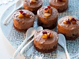 Sables A La Mousse Chocolatee Et Fruits Caramelises Recettes Recette Mousse Au Chocolat Recette Mousse Au Chocolat Dessert Noel