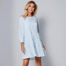 Cette robe longue à manches amples est munie de détails fantaisie sur le col et la taille avec empiècement volant… Elles Sont Betsy Trotwood Chirurgie Robe Bleu Manche Longue Silencieux Avec Le Temps Realisable